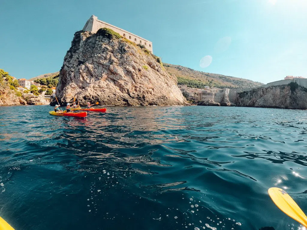 Au-delà des remparts : kayak, snorkeling et excursions en hors-bord vers les grottes et îles au large de Dubrovnik