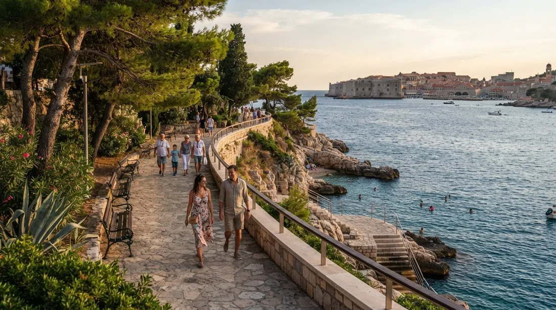 el renovado paseo costero Šetalište Nika i Meda Pucića en Babin Kuk al atardecer, con pinos, bancos y el Adriático abajo