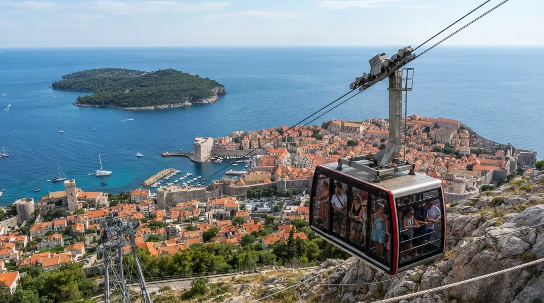 El teleférico de Dubrovnik ascendiendo al monte Srđ, con el casco antiguo, Lokrum y el Adriático extendidos bajo un día claro